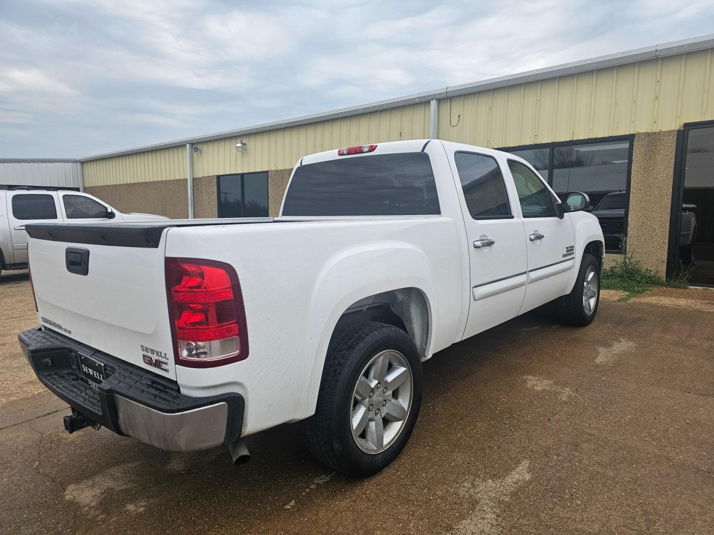 2013 WHITE GMC Sierra 1500 SLE Crew Cab 2WD (3GTP1VE01DG) with an 5.3L V8 OHV 16V FFV engine, 6-Speed Automatic transmission, located at 533 S Seven Points BLVD, Seven Points, TX, 75143, (430) 255-4030, 32.313999, -96.209351 - Photo#2